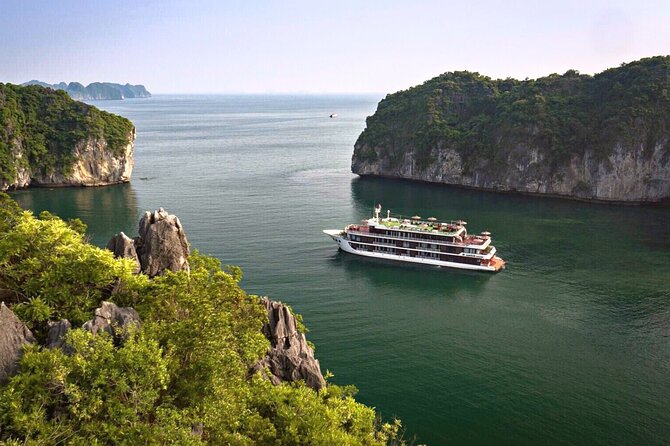 2 Days Era Cruise in Halong Bay and Lan Ha Bay from Hanoi - Lan Ha Bay lunch cruise: food as part of the scenery