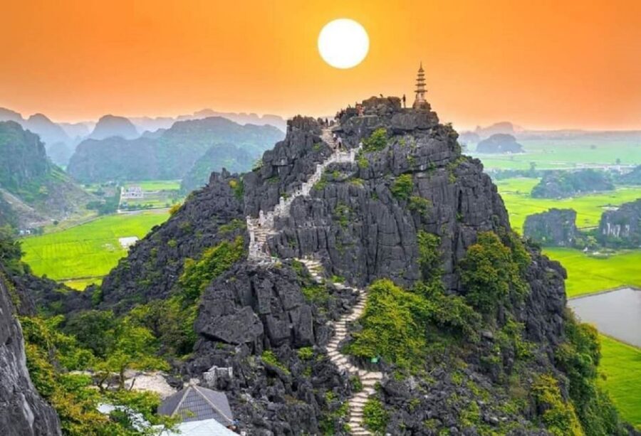 3-Day - Ninh Binh - Lan Ha Bay 5-Star Cruise & Balcony - Trang An caves by sampan: the slow boat through limestone tunnels