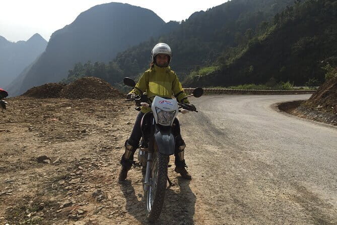 3 Days Ha Giang Loop Group Tour - Day 1: Bac Sum slope, Heaven Gate, Twin Mountains, and Lùng Khuy Cave
