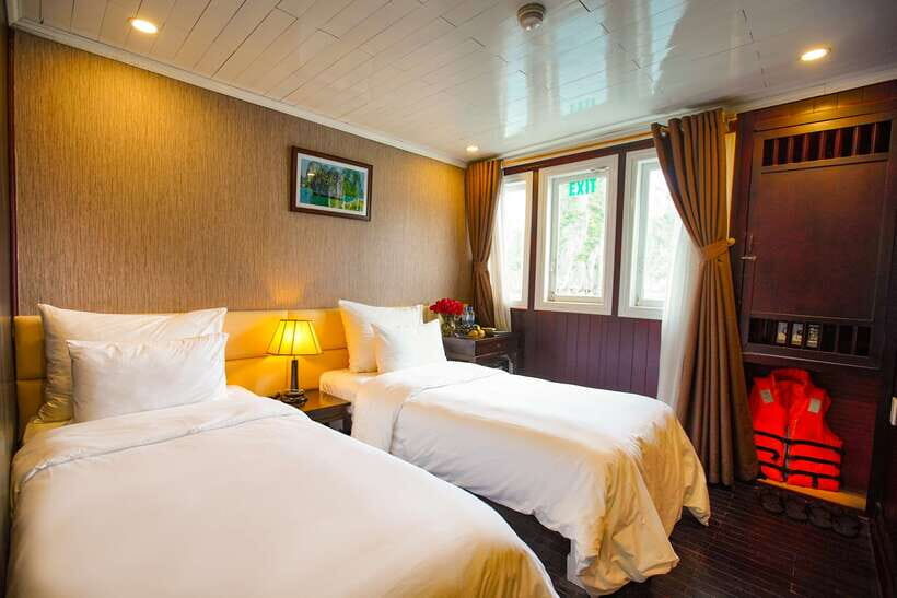4-star Halong Paloma Cruise 2D1N Trip - Vung Vieng Floating Village by bamboo sampan (morning works)