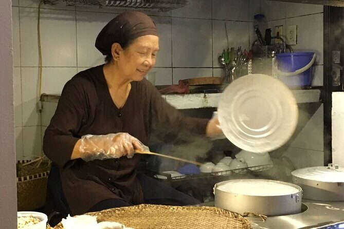 Authentic taste of Hanoi, food tour with a local foodie - Guide Hoan and the value of explanations with each plate