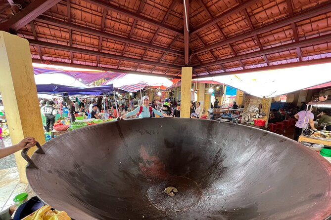 Bắc Hà Sunday Market Tour 2 days and 1 night - Day 2: breakfast early, trek to the Sunday market at 9 am