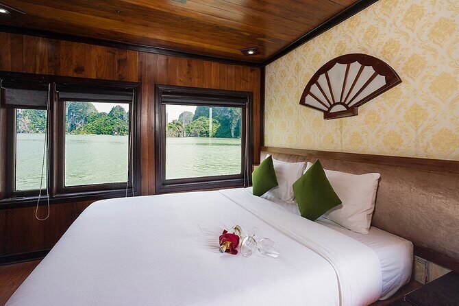 Bai Tu Long bay Deluxe cruise 2D1N: fishing villages, meals, cave, kayaking - Your “deluxe” junk cabin: privacy, A/C, and a real bathroom