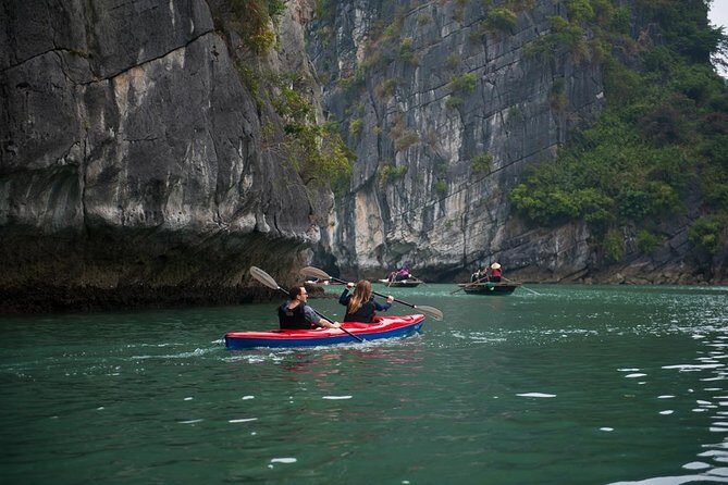 Bai Tu Long bay Deluxe cruise 2D1N: fishing villages, meals, cave, kayaking - Food on board: you don’t have to plan meals or carry lunch