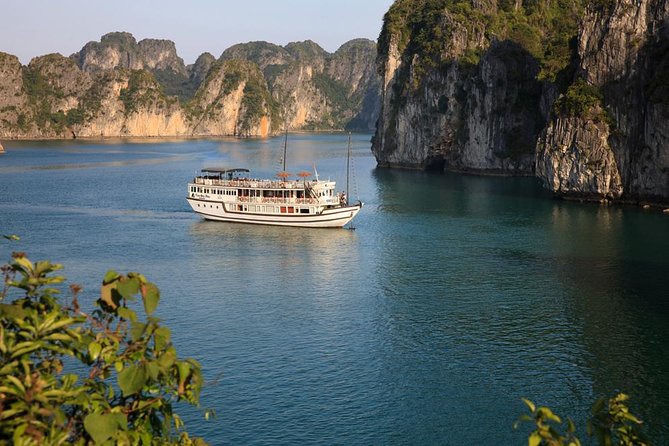Bai Tu Long boutique & budget cruise 2D: Kayaking, swimming at pristine palaces - What makes this Bai Tu Long cruise feel worth it
