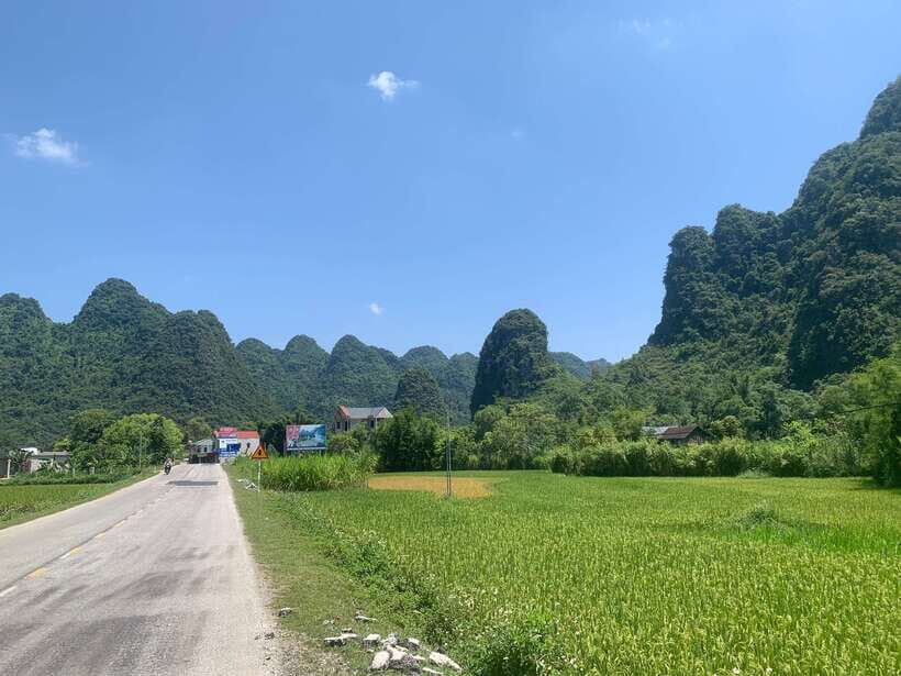 Ban Gioc Waterfall - God Eyes Mountain 1 Day By Car - Lunch at Thác Ban Giốc: fuel for the waterfall run