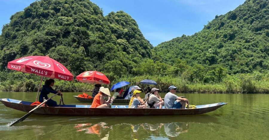 Best trip Perfume Pagoda Full Day - 10:00 sampan ride: arriving at the heart of the complex