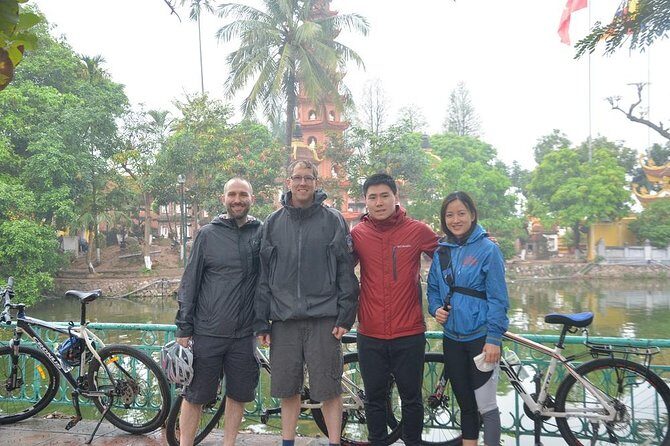 Bicycle Tours Hanoi: Half Day Hanoi City Bicycle Tours - Dường Tàu (Train Street): the ride feels like the city itself