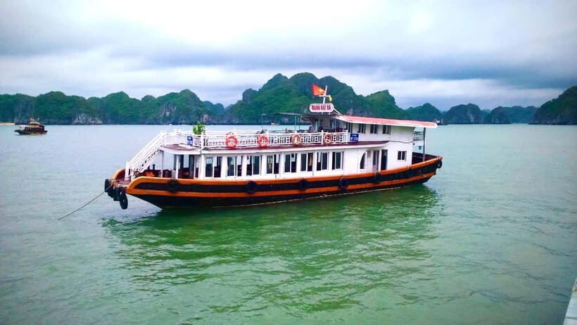 CAT BA :2D1N Lan Ha bay-Ha Long bay with Plankton Excursion - Cam Lagoon swim break: clear water and a quick deck jump