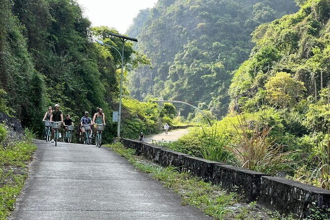 Cat Ba: Lan Ha Bay & Ha Long Bay Boat Trip, biking, kayakin,lunch - Vietnamese lunch on board: the included meal that actually earns trust