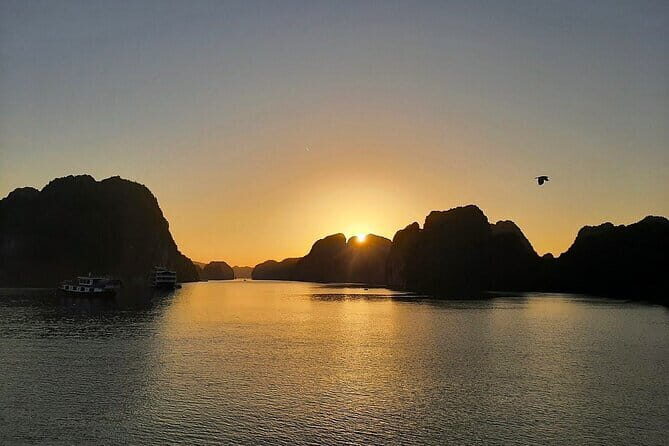 Cat Ba: Sunset & Bioluminescent Kayaking on Lan Ha Bay - Boat comfort, group size, and how long it really takes