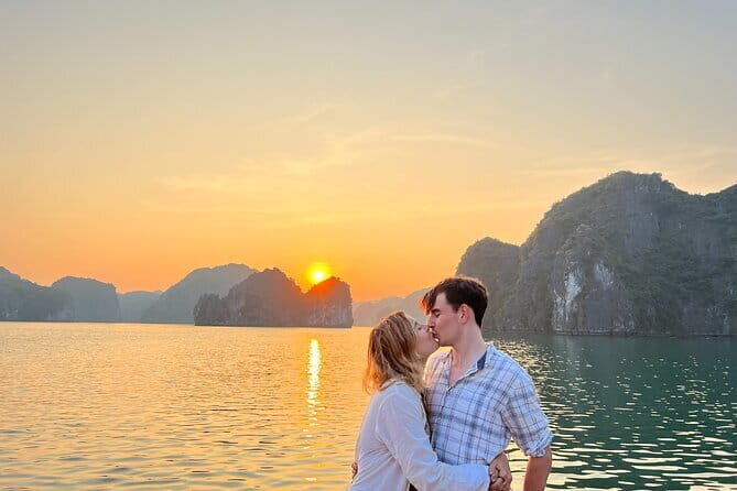 Cat Ba: Sunset & Bioluminescent Kayaking on Lan Ha Bay - The sunset party and dinner onboard: why the meal comes at the right time