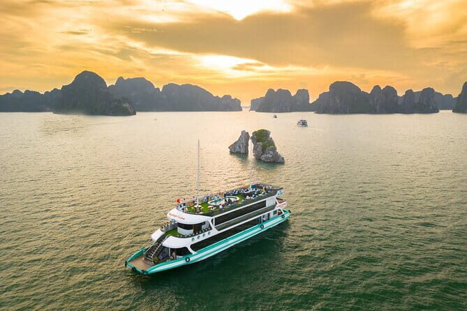 Catamaran Premium Cruise to Halong Bay & Lan Ha Bay in 1 Day Tour - Food onboard: Vietnamese fusion lunch that isn’t an afterthought