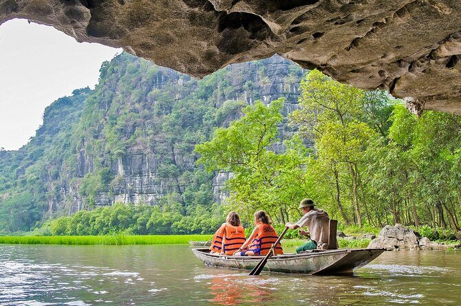 Day Tour at Hoa Lu, Tam Coc and Ninh Binh in Vietnam - From Hanoi to Hoa Lư: the 120 km start that sets the mood