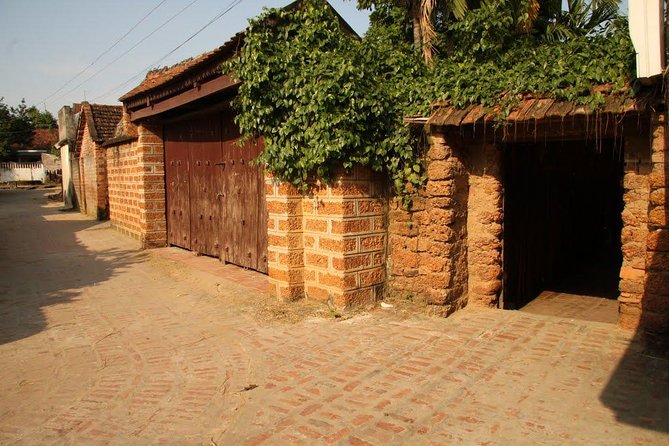 Duong Lam Ancient Village Private Tour: Ancient Vestage, Fortress - Duong Lam Ancient Village: Laterite Houses Up to 400 Years Old