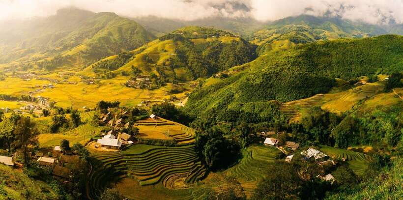 Easy Trek in Sapa mountain : Y Linh Ho - Lao Chai - Ta Van - Lunch with a Hmong family in a small traditional setting