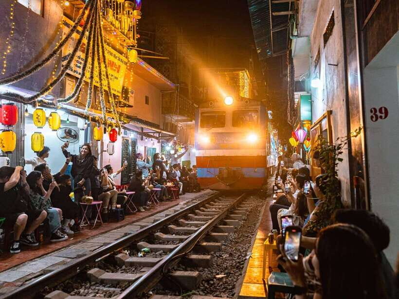 (EN/JP)Private tour with a local friend & Train Street visit - Hoan Kiem Lake: the Calm Pause That Helps You Enjoy Train Street