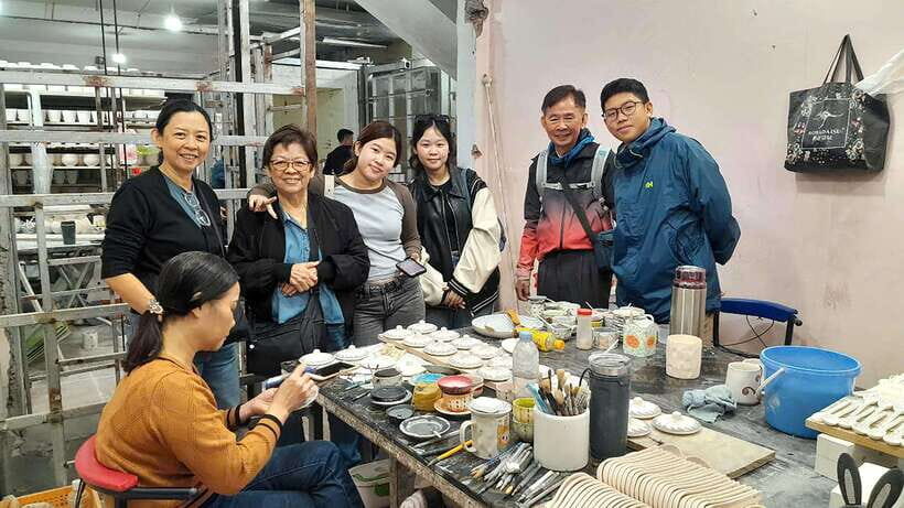 Explore Bat trang village & Ceramics factories / local guide - Lunch in Bat Trang: Plan for Food Needs