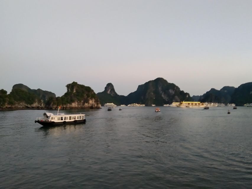From Ha Noi - Fullday Trip Ha Long Bay - Local lunch on board: when food becomes part of the pacing