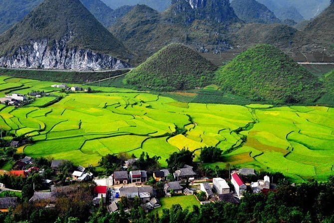 From Hanoi: Ha Giang Loop Tour 3 Nights 2 Days with Motorbike/Car - Day 2 morning: KM 0, Bac Sum Slope, and Quan Ba Heaven Gate