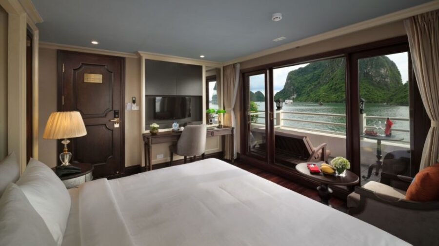 From Hanoi: Ha Long Bay 3-Day 5 Star Cruise with Balcony - Day 3: Luon Cave by kayak or boat, then brunch and back to Hanoi