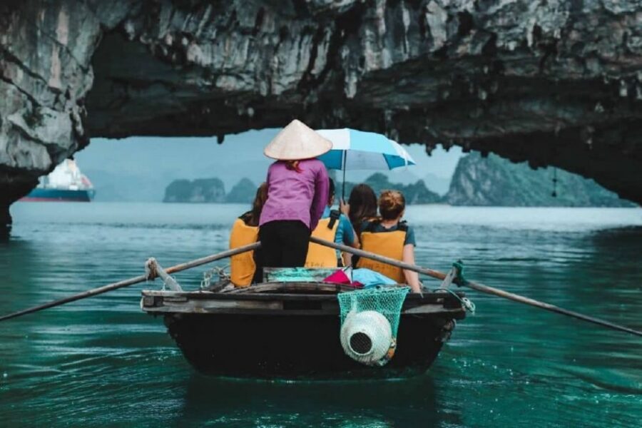From Hanoi: Ha Long Bay Luxury Cruise Day Tour with Jacuzzi - Luon Cave kayaking: the 30-minute paddle that people remember