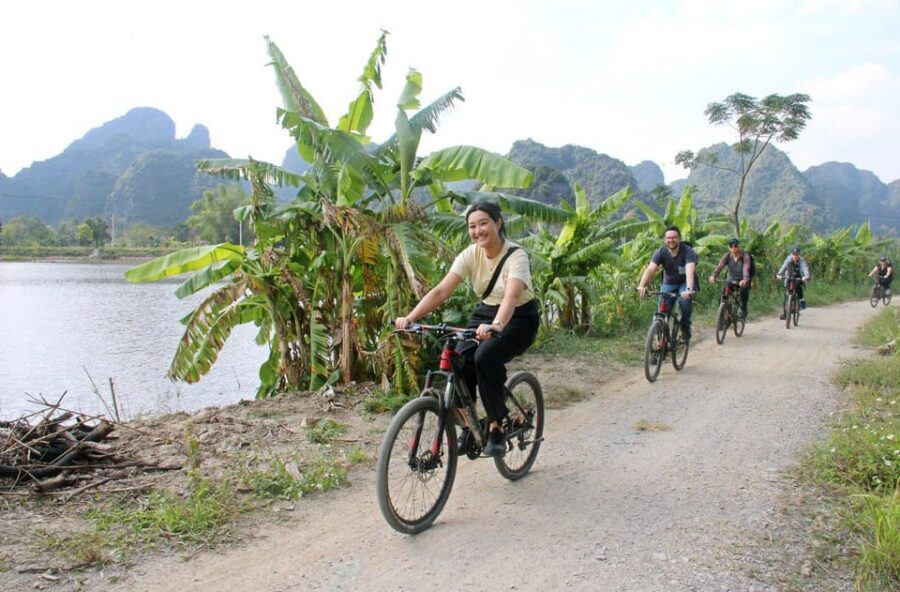 From Hanoi: Ninh Binh, Hoa Lu, Tam Coc and Mua cave - Stop 3: Mua Cave (Dancing Cave) and the almost 500-step payoff