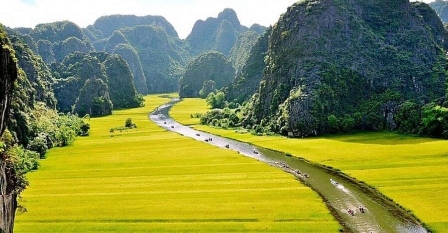 From Hanoi: Ninh Binh, Hoa Lu, Tam Coc and Mua cave - Back to Hanoi around 18:30: tired, but with the right kind of souvenirs