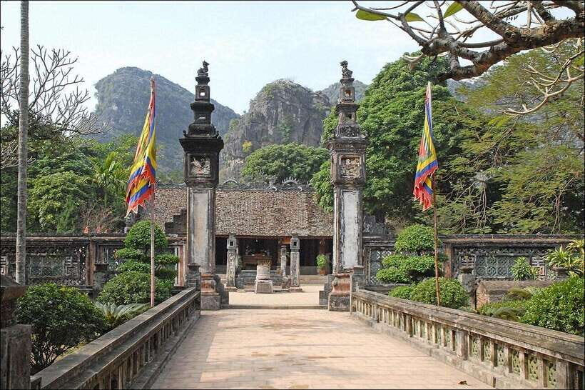 From Ninh Binh : Hoa Lu, Trang An, and Mua Cave Day Tour - Trang An Boat Cruise: Limestone Caves, Cliffs, and Quiet Rural Views