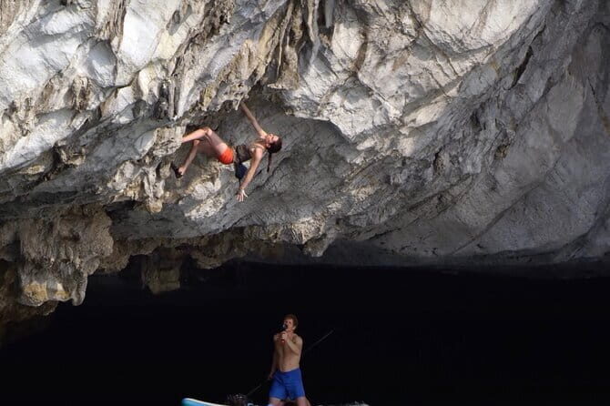 Full day deep water soloing - Kayaking in Cat Ba - Ha Long Bay. - The tide plan: high-tide climbs and low-tide kayaking
