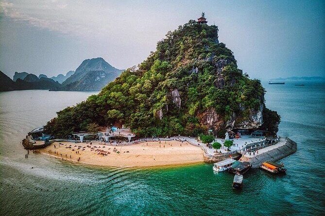 Full day Halong Bay Tour with Buffet Lunch - Buffet lunch with 30+ dishes: real food helps a long day