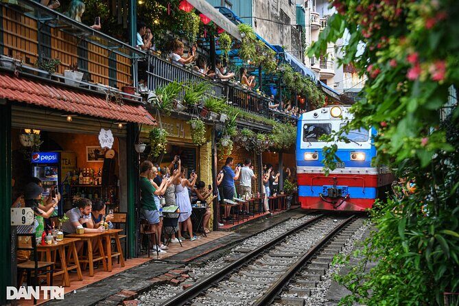 Full-Day Hanoi City Tour with Hidden Local Life Experience - Starting the day right: Hanoi orientation from the first stop