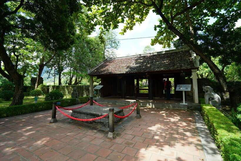 Full Day Hoa Lu - Tam Coc - Mua Cave/Buffet/Tour Guide/Bus - Tam Coc by Wooden Boat: Karst Caves and Quiet River Time