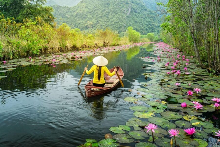 Full Day to Perfume Pagoda - Rowing on the Yen Stream to Thien Tru harbor