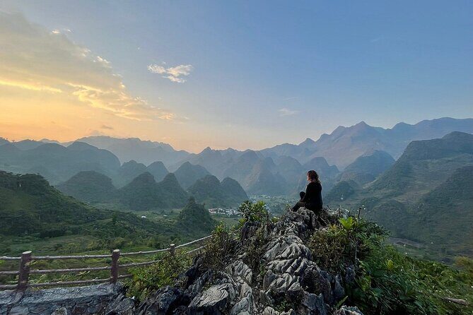 Ha Giang Easy Rider 3D3N - The Ma Pi Leng Sky Path hike: 4 km on a cliffside (and real footwear)