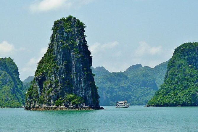 Ha Long Bay 1 Day Tour - Kayaking or bamboo-boat rowing: the action portion that breaks up the day