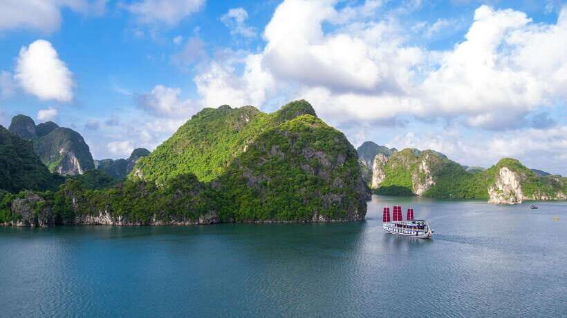 Ha Long Bay - Bai Tu Long Bay Luxury Boat Tour & Transfer - Lunch at sea: where the comfort and the value meet