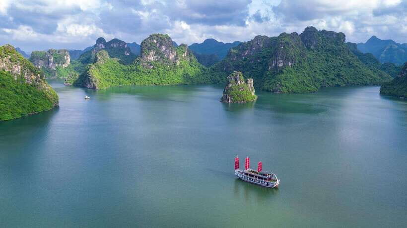Ha Long Bay - Bai Tu Long Bay Luxury Boat Tour & Transfer - Titop Island: 360-degree views, then a real beach break