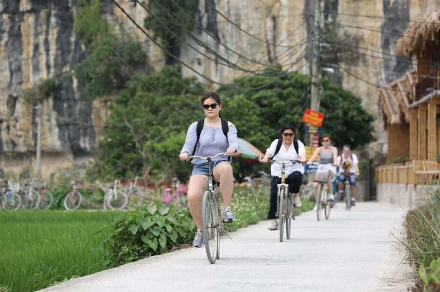 Ha Noi: HOA LU-TAM COC-MUA CAVE ,Buffet Lunch & Cycling - Mua Cave (Dragon Peak) and the Almost 500 Steps Up