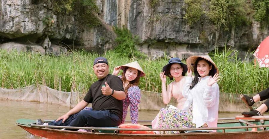 Ha Noi: HOA LU-TAM COC-MUA CAVE ,Buffet Lunch & Cycling - Head Back to Hanoi: A Clean Finish to a Long Day
