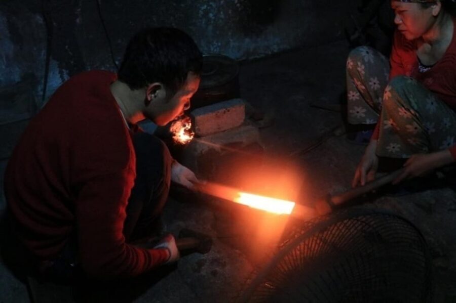 Ha Noi: Traditional Knife Making in Blacksmith Village - English facilitator support: helpful without taking over