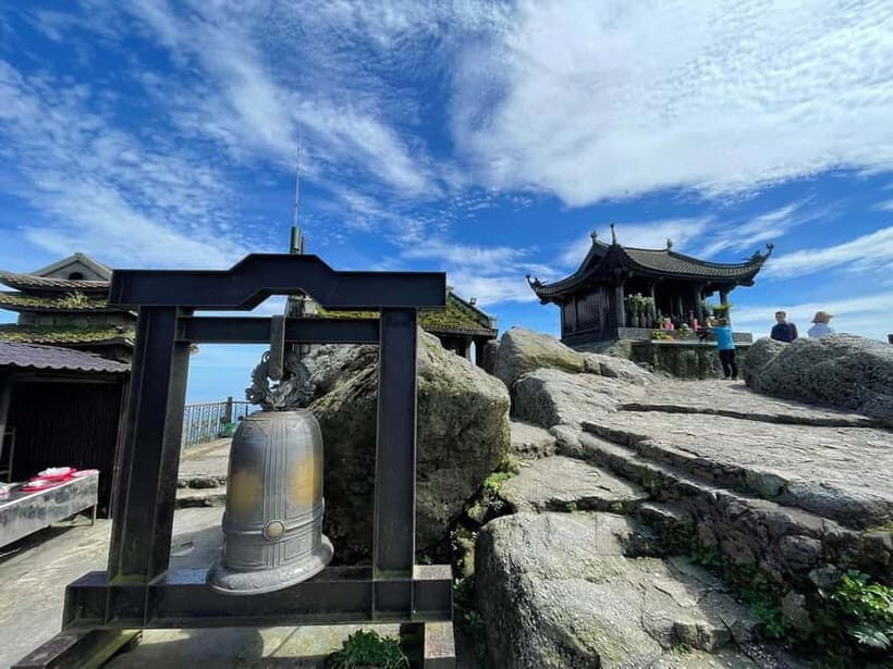 Ha Noi: Yen Tu Mountain - UNESCO Cultural Heritage Day Tour - Nha San Tung Tam: the next stop in the pilgrimage rhythm