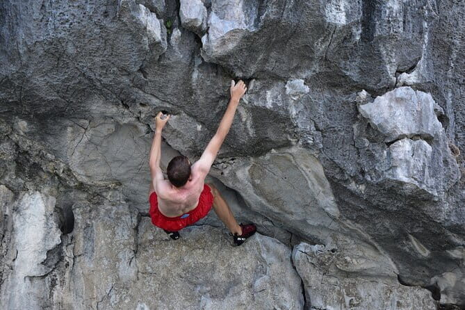 Half day Deep Water Solo - Before each climb: how the guides keep you out of trouble