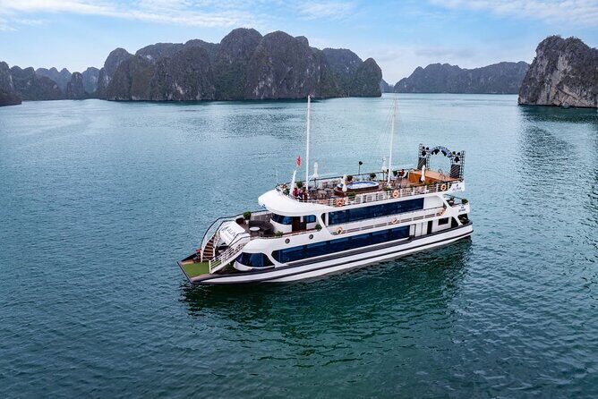 Halong and Bai Tu Long Luxury Day Escape - Luon Cave lagoon: kayaking or bamboo boat and choosing your pace