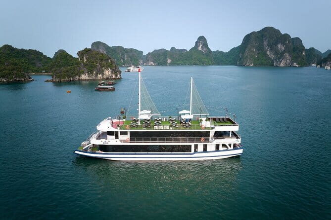 Halong bay 4 hours boat tour from Halong city with 2 caves, kayak - Hon Dinh Huong and Hon Ga Choi: short stops that frame the day