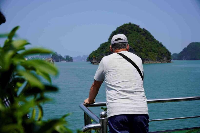 Halong Bay Cruise with Lunch - Seafood lunch onboard: convenient, filling, and part of the scenery