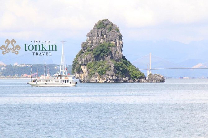 Halong Bay Day Tour: 4 hour cruising, caving, kayaking & lunch - On-board lunch with real atmosphere: seafood and vegetarian options