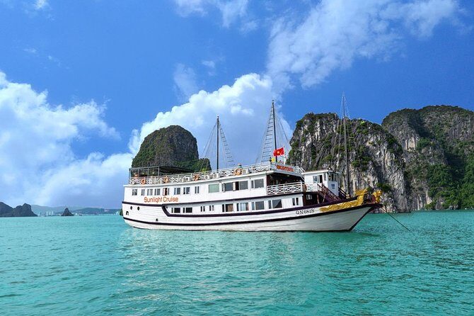 Halong bay Deluxe Cruise 2D/1N: Kayaking, swimming, Titop island & surprise cave - Sung Sot (Surprising) Cave: the big first stop