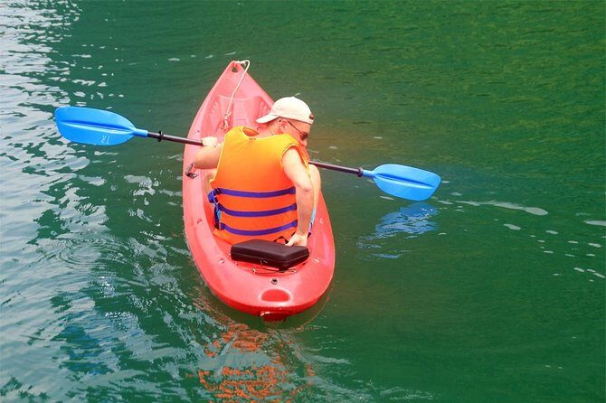 Halong bay Deluxe Cruise 2D/1N: Kayaking, swimming, Titop island & surprise cave - Your private cabin with bathroom: comfort, and what to pack