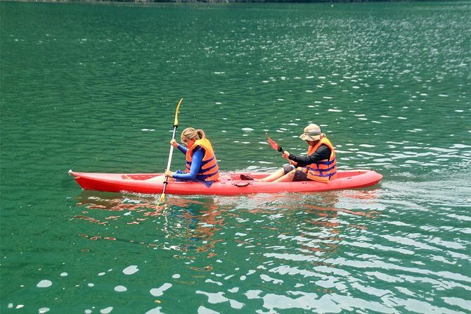 Halong bay Deluxe Cruise 2D/1N: Kayaking, swimming, Titop island & surprise cave - Day 2 starts with a peaceful bay, then it gets active